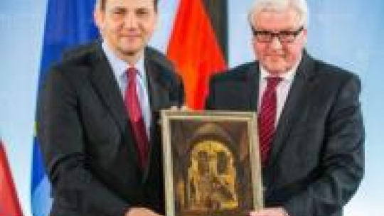 Ministrowie Frank-Walter Steinmeier i Radosław Sikorski prezentują obraz F. Guardiego „Schody pałacowe”. Fot. PAP/EPA 