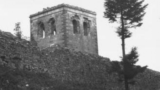 Pozostałości po wieży wysadzonej w 1914 roku przez wojska austriackie. 1914-1939. Fot. NAC