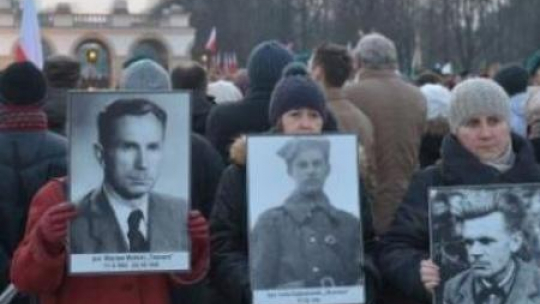 Apel Poległych i złożenie kwiatów pod Grobem Nieznanego Żołnierza. Fot. PAP/R. Pietruszka