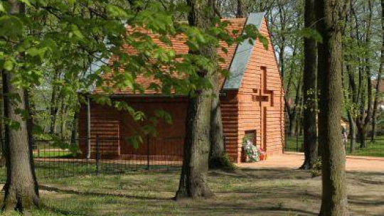 Uroczystość symbolicznego pochówku w ossuarium na terenie dawnego cmentarza w Giżycku. Fot. PAP/T. Waszczuk