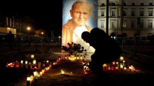Pl. Piłsudskiego w rocznicę śmierci papieża Jana Pawła II. Fot. PAP/B. Zborowski
