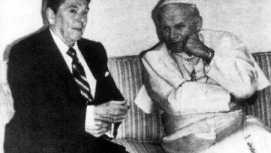 Papiez Jan Pawel II z Ronaldem Reaganem 1984 r. Fot. PAP/CAF/Archiwum