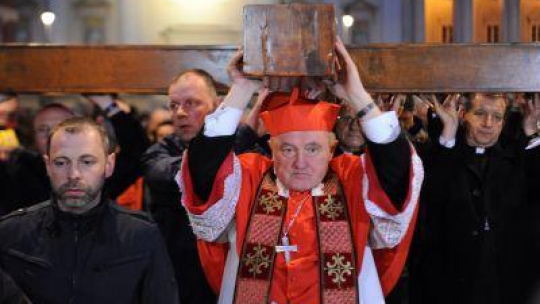 Centralna Droga Krzyżowa pod przewodnictwem metropolity warszawskiego kard. Kazimierza Nycza. Fot. PAP/G. Jakubowski