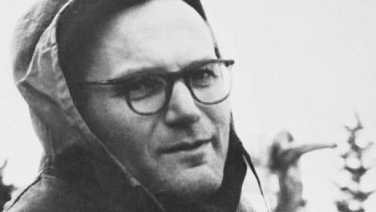 Karol Wojtyła podczas wycieczki w Parku Ojcowskim. Lata 50. Fot. PAP/repr. J. Grelowski