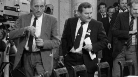 Obrady Okrągłego Stołu. Od lewej: Tadeusz Mazowiecki, Lech Wałęsa , Bronisław Geremek. Fot. PAP/Z. Matuszewski