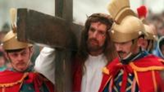 Wielki Piątek. Droga Krzyżowa w Kalwarii Zebrzydowskiej. 2000 r. Fot. PAP/J.Bednarczyk