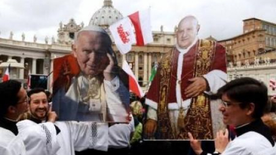 Plac św. Piotra w Watykanie podczas mszy kanonizacyjnej. Fot. PAP/R.Pietruszka