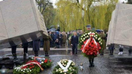 Premier Donald Tusk podczas uroczystości na Cmentarzu Wojskowym na warszawskich Powązkach. PAP/R. Pietruszka 