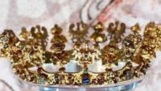 Złota korona ślubna z XIV wieku. Fot. PAP/M. Kulczyński