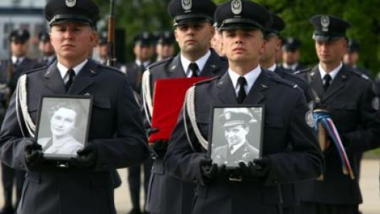 Ceremonia przywitania urn z prochami płk. Zdzisława Krasnodębskiego i jego żony Wandy. Fot. PAP/T. Gzell 