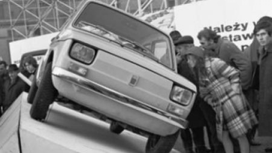 Prezentacja pierwszych samochodów polski fiat 126p. Fot. PAP/E.Uchymiak