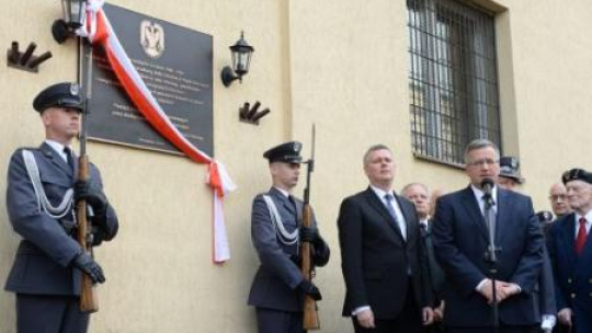 Prezydent Bronisław Komorowski i minister Tomasz Siemoniak podczas odsłonięcia tablicy. Fot. PAP/J. Turczyk