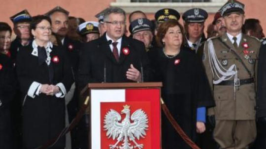 Prezydent Bronisław Komorowski na Pl. Zamkowym w Warszawie w czasie obchodów Święta Narodowego 3 Maja. Fot. PAP/R. Guz