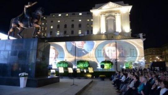 Prezentacja "Muzeum Utracone" wyświetlona na fasadzie Pałacu Prezydenckiego w ramach Nocy Muzeów. Fot. PAP/J. Turczyk