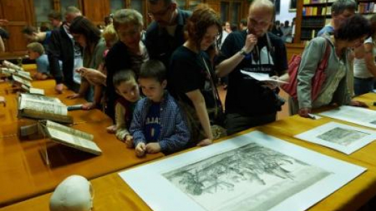 Starodruki w Bibliotece Gdańskiej PAN podczas Nocy Muzeów. Fot. PAP/A. Warżawa