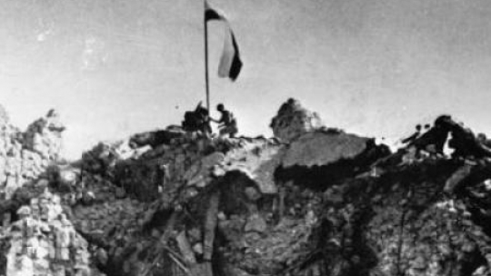 Polska fkaga na ruinach klasztoru na Monte Cassino. Fot. PAP/CAF