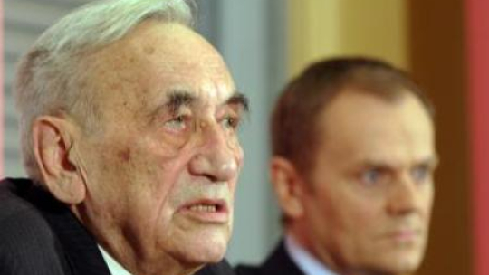 Tadeusz Mazowiecki, w tle Donald Tusk. Fot.PAP/T.Gzell