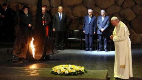 Papież oddał w poniedziałek hołd ofiarom Holokaustu w instytucie pamięci Yad Vashem w Jerozolimie. Fot. PAP/EPA