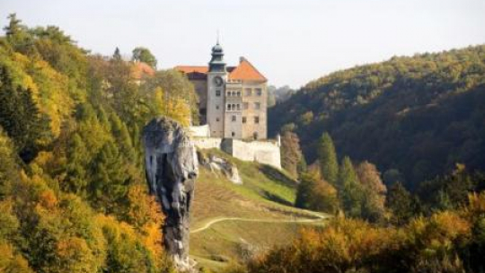 Maczuga Herkulesa i zamek w Pieskowej Skale. Fot. PAP/J. Ochoński