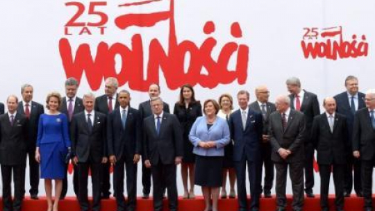 Uroczystości związane z 25. rocznicą wyborów z 4 czerwca 1989 r. na placu Zamkowym w Warszawie. Fot. PAP/R. Pietruszka