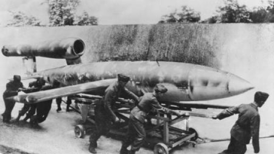 V-1 w drodze na wyrzutnię. Fot wikimedia commons/bundesarchiv bild