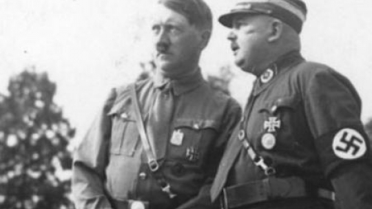 Adolf Hitler i przywódca SA Ernst Roehm. Norymberga, 1933 r. Wikimedia Commons. Źródło: Deutsches Bundesarchiv