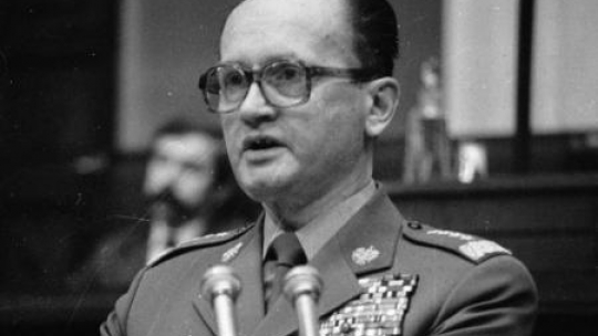 Premier Wojciech Jaruzelski wygłasza expose podczas posiedzenia Sejmu PRL. 12.02.1981. Fot. PAP/CAF/D. Kwiatkowski