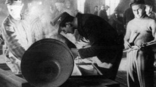 Auschwitz I - warsztaty. SS-Rottenfuehrer Edward Lubusch, z prawej więzień Edward Galiński. Archiwum Muzeum Auschwitz