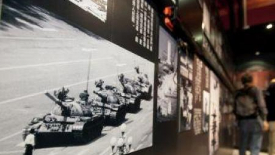 Słynne zdjęcie z placu Tiananmen na wystawie w muzeum 4 czerwca w Hongkongu. Fot. PAP/EPA