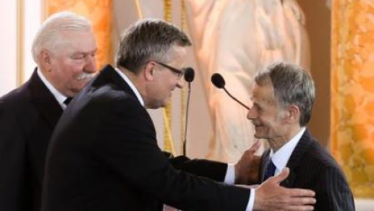 Lech Wałęsa, Bronisław Komorowski, Mustafa Dżemilew. Fot. PAP/P. Supernak