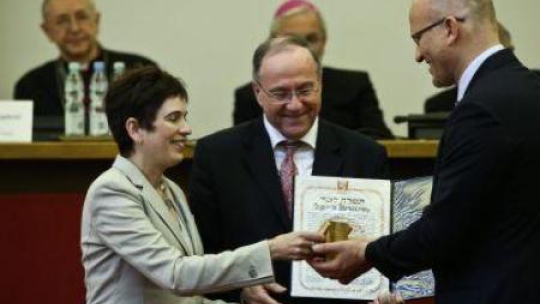  Ambasador Izraela Zvi Rav-Ner (C), córka Ocalałej Karen Kirstein  krewny odznaczonej s. Kornelii Jankowskiej. Fot. PAP 