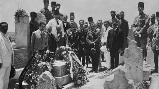 Przedstawiciele władz na muzułmańskim cmentarzu wojskowym Dżebel-el-Isam przed grobem Józefa Bema. Fot. NAC