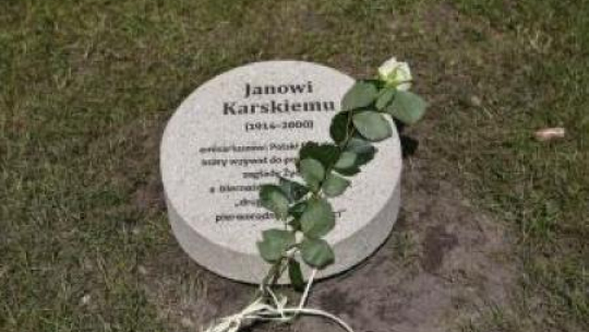Kamień Jana Karskiego w Ogrodzie Sprawiedliwych. Fot. PAP/R. Guz