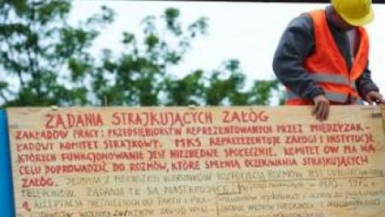 owe kopie tablic z postulatami sierpniowymi. Fot. PAP/A. Warżawa