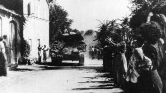 Mieszkańcy Agugliano witają wkraczające do miasta czołgi II Korpusu Polskiego. Fot. NAC
