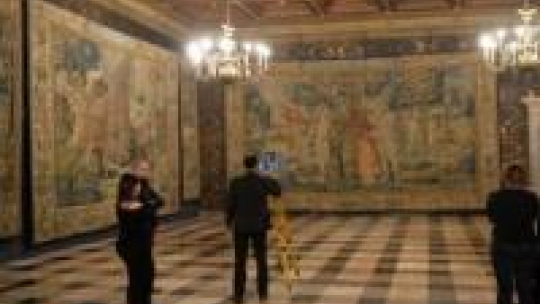 Skanowanie arrasu "Szczęśliwość rajska" ze zbiorów Zamku Królewskiego na Wawelu. Fot. PAP/Jacek Bednarczyk