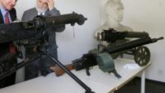 Bogusław Winid i Krzysztof Jaraczewski podczas prezentacji karabinów do Muzeum Józefa Piłsudskiego. Fot. PAP/P. Supernak