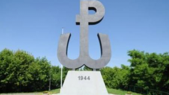 Znak Polski Walczącej na Kopcu Powstania Warszawskiego w stolicy. Fot. PAP/G. Jakubowski