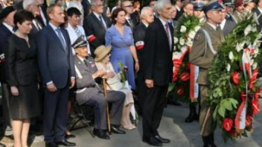 Uroczystości 68. rocznicy wybuchu powstania warszawskiego przed pomnikiem Gloria Victis na Powązkach. Fot. PAP/R. Guz