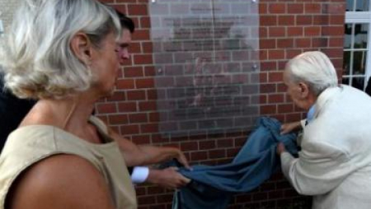 Odsłonięcie tablicy pamiątkowej na ratuszu w Westerlandzie w 70. rocznicę powstania warszawskiego. Fot. PAP/EPA 