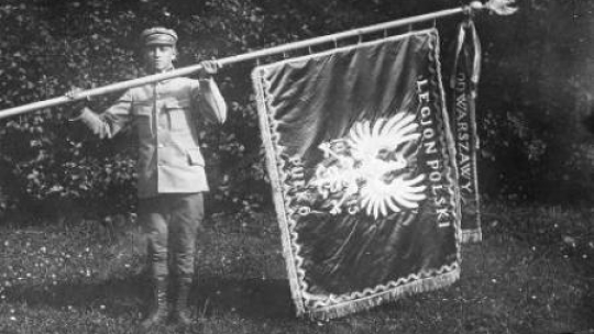 Sztandar 6 Pułku Piechoty Legionów Polskich ofiarowany przez mieszkańców Warszawy. Źródłó: CAW