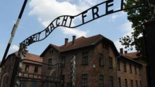 Brama byłego nazistowskiego obozu koncentracyjnego Auschwitz II-Birkenau. Fot. PAP/J. Bednarczyk