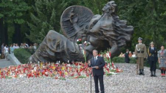 Prezydent Bronisław Komorowski przed pomnikiem "Polegli Niepokonani" na wolskim cmentarzu. Fot. PAP/R. Pietruszka
