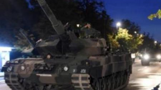 Nocna próba generalna defilady z okazji święta Wojska Polskiego na ulicach Warszawy. Fot. PAP/R. Pietruszka