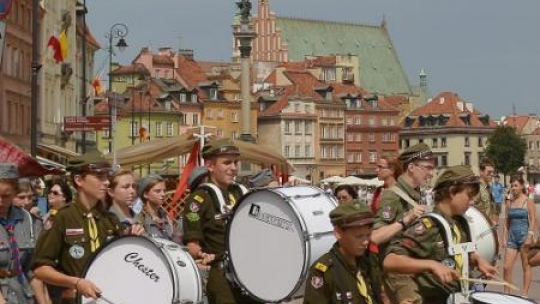 Defilada harcerzy uczestniczących w obchodach 70. rocznicy powstania warszawskiego. Fot. PAP/R. Pietruszk