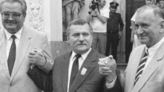 Roman Malinowski, Lech Wałęsa i Jerzy Jóźwiak zawarli formalne porozumienie o koalicji. Fot. PAP/CAF/M. Szyperko