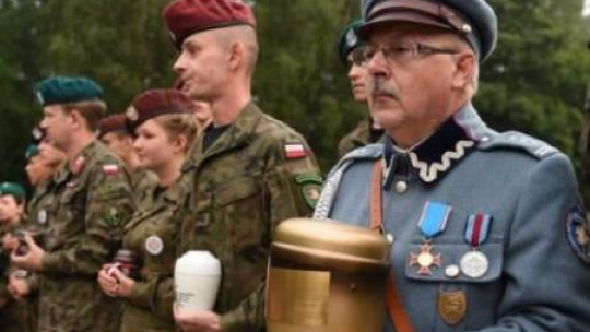 Uroczystość złożenia urn z ziemią z miejsc związanych z historią Polski na Kopcu Piłsudskiego. Fot. PAP/J. Bednarczyk