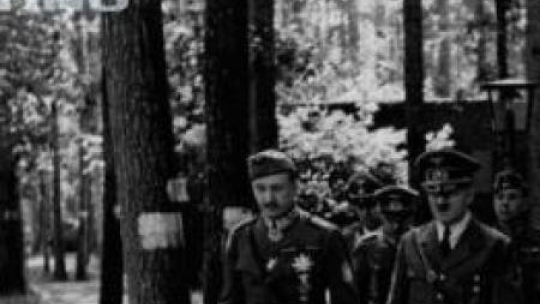 Wizyta marszałka Finlandii Carla Mannerheima w kwaterze głównej Adolfa Hitlera w Gierłoży. Lato 1942 r. Fot. NAC