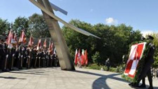 Obchody Święta Lotnictwa Polskiego przed pomnikiem Ku Czci Lotników Polskich Poległych w l. 1939-1945. Fot. PAP/M. Obara