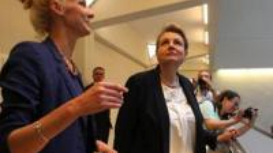 Dyrektor Muzeum Emigracji Karolina Grabowicz-Matyjas i Minister kultury Małgorzata Omilanowska. Fot. PAP/P. Wittman